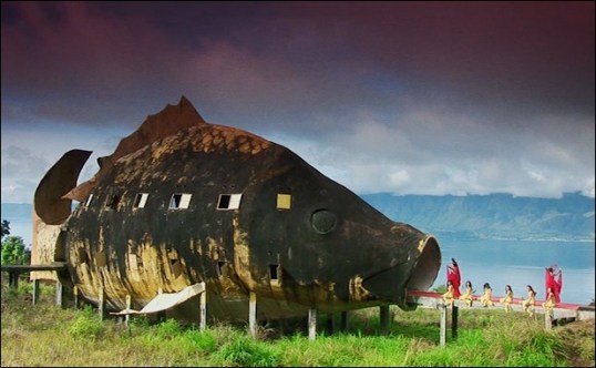 De moordenaars mogen zelf de genres uitkiezen waarin ze hun daden uitbeelden: van musicals tot klassieke Hollywood gangster films. 